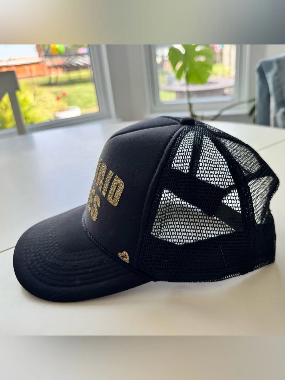 MERMAID VIBES Women’s Glitter Logo Trucker Cap - Black & Gold